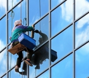 Dịch vụ lau kính bảo trì