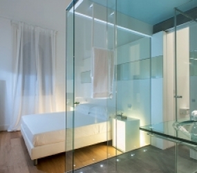 Lau kính khách sạn