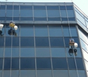 Lau kính mặt tiền