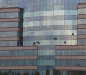 Lau kính sau xây dựng