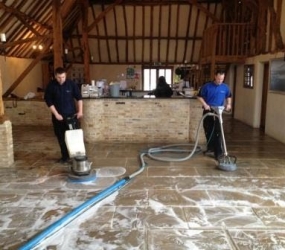 Tẩy rữa sàn đá