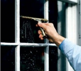 Vệ sinh kính cường lực