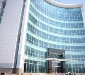 Vệ sinh kính mặt dựng